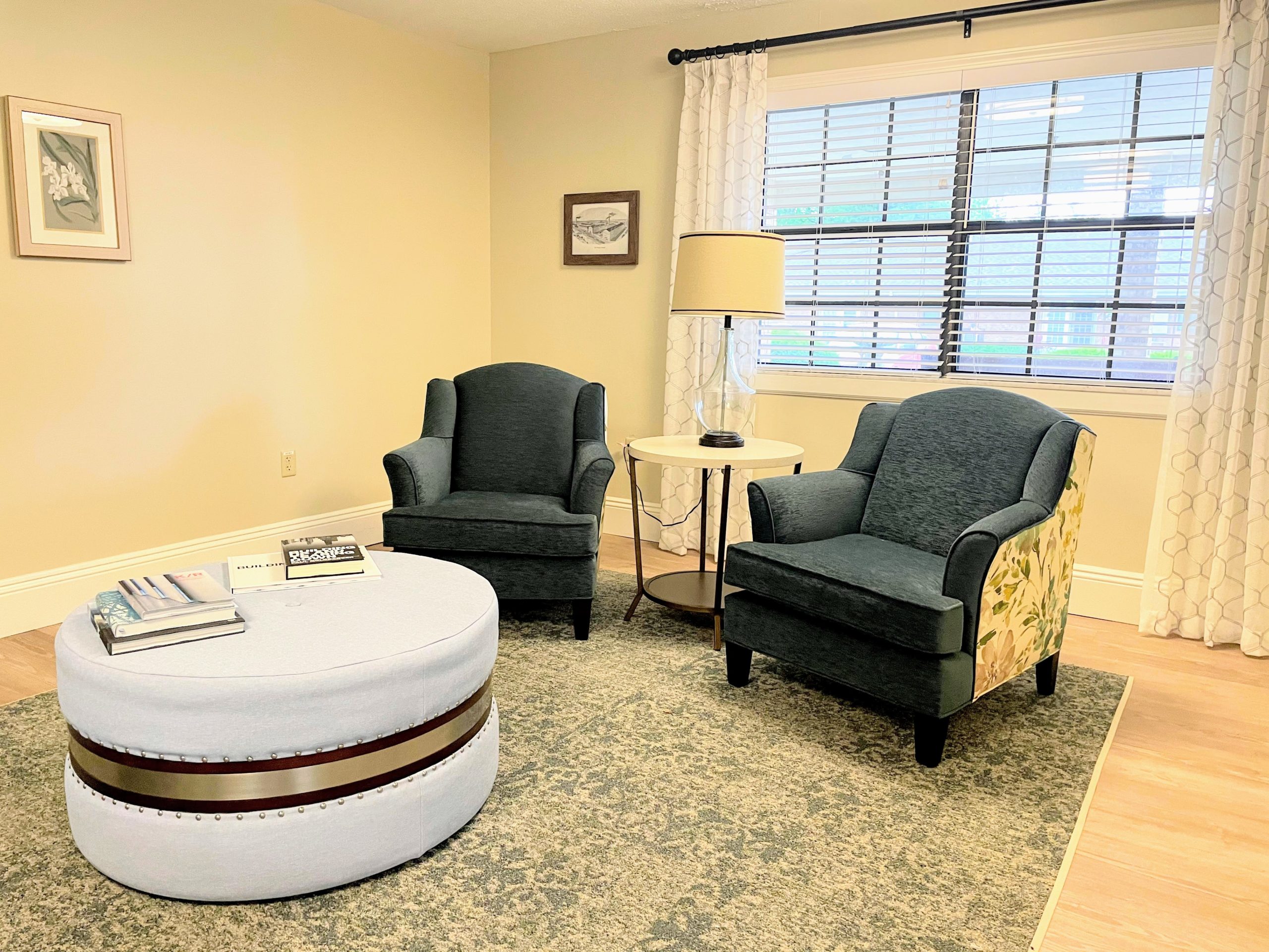 elegant reading area in senior living Memory Care Unit at Majestic Care of Connersville located in Connersville, IN